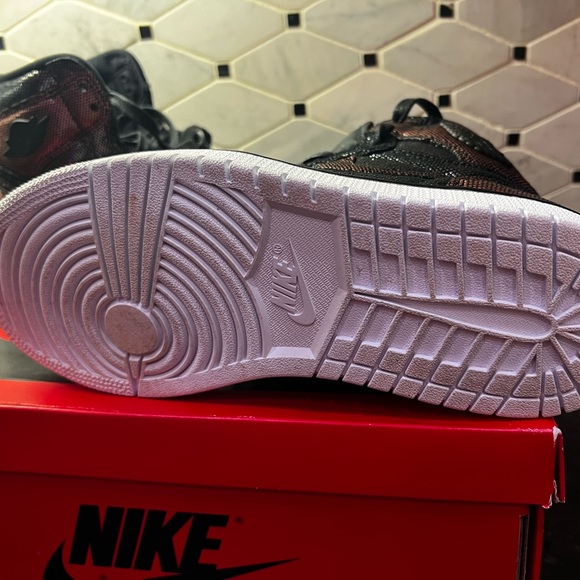 Nike Air Jordan 1 Retro High OG 'Fearless' Black and Rose Gold Metallic - Picture 2 of 4